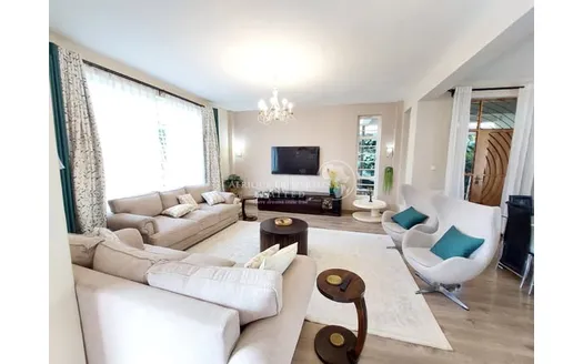 Four bedrooms for Sale in Kenyatta Road