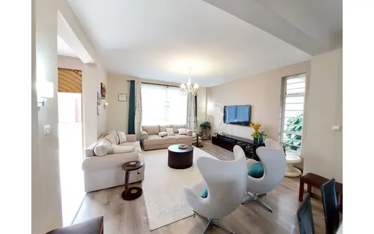 Four bedrooms for Sale in Kenyatta Road