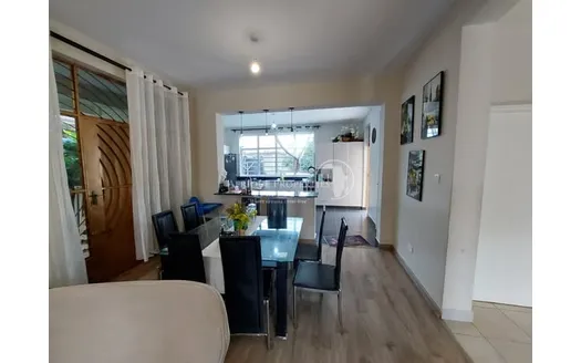 Four bedrooms for Sale in Kenyatta Road